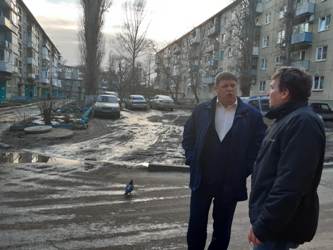 Сергей Агапов проинспектировал один из дворов своего избирательного округа  